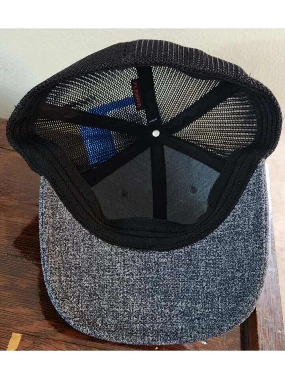 Columbia Mesh Tree Flag Flexfit Cap S/M.   Black & Gray